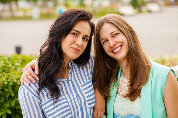 Close Twee Gelukkige Jonge Vrouwen Zomer Straat Buitenshuis — Stockfoto