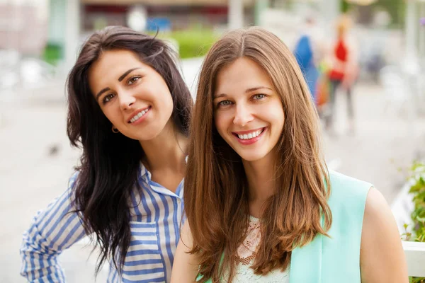Close Duas Jovens Mulheres Felizes Rua Verão Livre — Fotografia de Stock