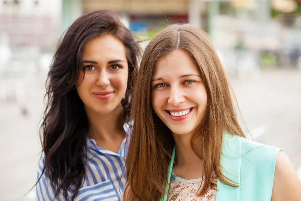 Gros Plan Deux Jeunes Femmes Heureuses Dans Rue Été Plein — Photo