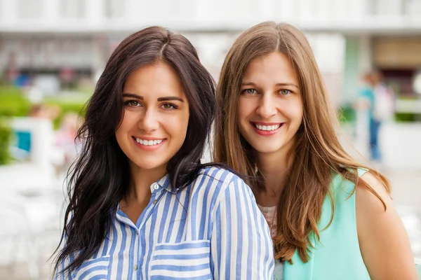 Крупним Планом Дві Щасливі Молоді Жінки Літній Вулиці Відкритому Повітрі — стокове фото