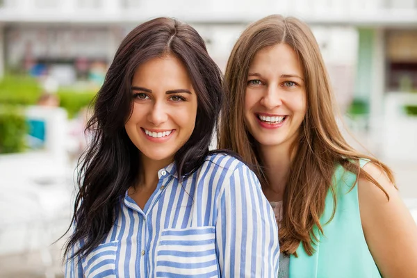 Close Twee Gelukkige Jonge Vrouwen Zomer Straat Buitenshuis — Stockfoto