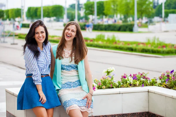 Close Two Happy Young Women Summer Street Outdoors — Stock Photo, Image