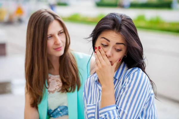 头部受伤的空洞的喋喋不休 两个年轻女人在街上聊天 — 图库照片