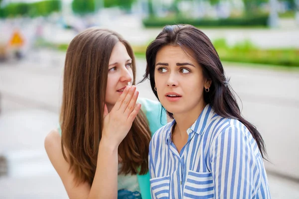 Zwei Junge Frauen Gespräch Miteinander Freundinnen Unterhalten Sich — Stockfoto