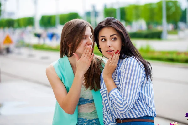两个年轻的女人互相交谈 女孩朋友聊天 — 图库照片