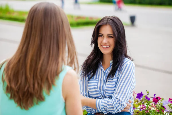 Conversa Vazia Qual Cabeça Dói Duas Jovens Mulheres Conversando Rua — Fotografia de Stock