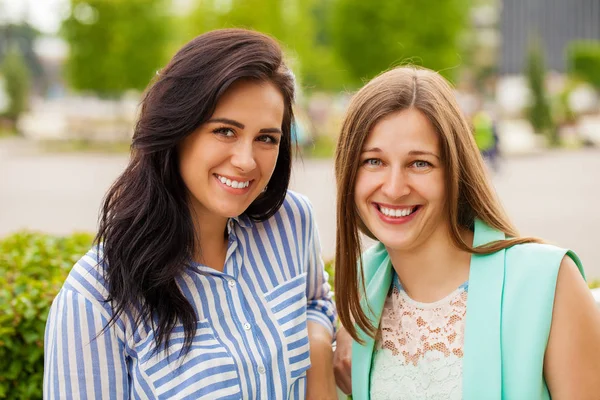 Close Twee Gelukkige Jonge Vrouwen Zomer Straat Buitenshuis — Stockfoto