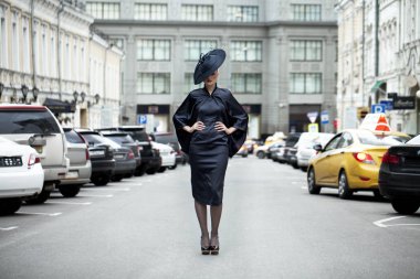 akşamleyin sokakta poz bir şık tasarımcı giysiler içinde genç güzel model