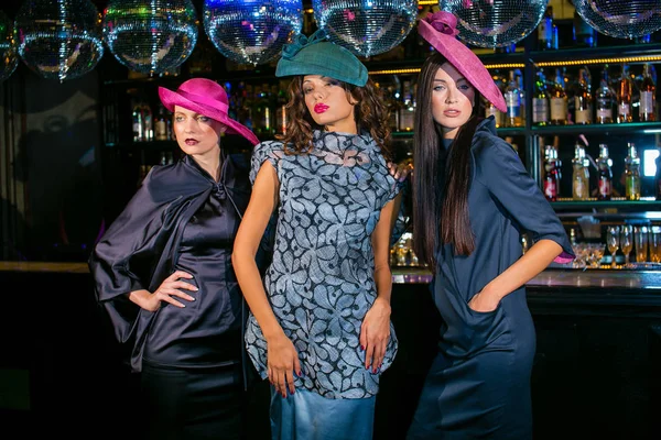 Tres Hermosas Modelos Una Elegante Ropa Diseño Posando Club Nocturno — Foto de Stock