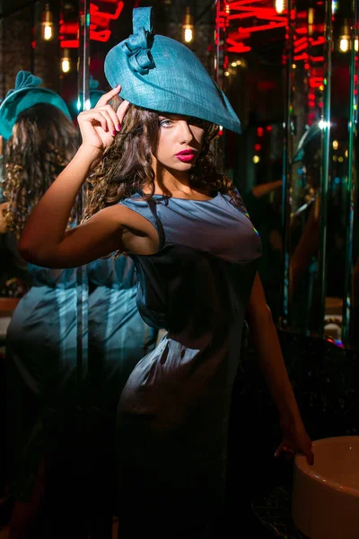 Retrato Close Jovem Mulher Bonita Vestido Azul Chapéu Elegante Designer — Fotografia de Stock