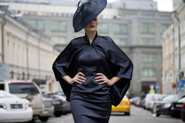 Jovem Modelo Bonito Uma Roupa Grife Elegante Posando Rua Noite — Fotografia de Stock