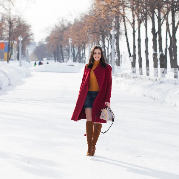 Volledige Lichaam Jonge Mooie Brunette Vrouw Rode Jas Poseren Winter — Stockfoto