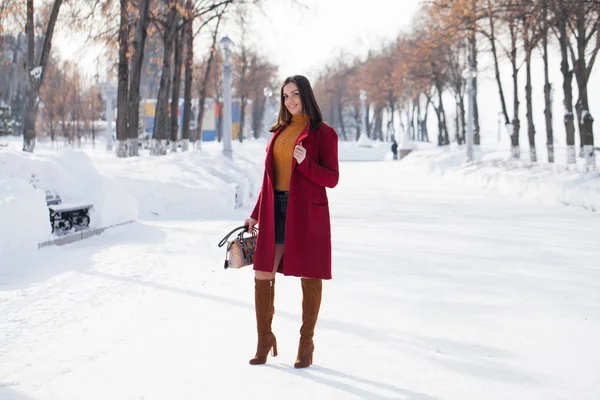 Cuerpo Entero Joven Hermosa Morena Con Abrigo Rojo Posando Parque — Foto de Stock