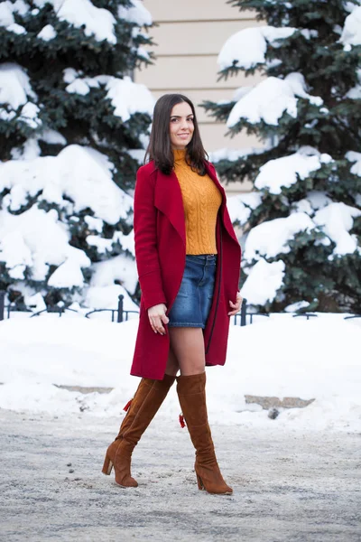 Cuerpo Entero Joven Hermosa Morena Con Abrigo Rojo Posando Parque — Foto de Stock