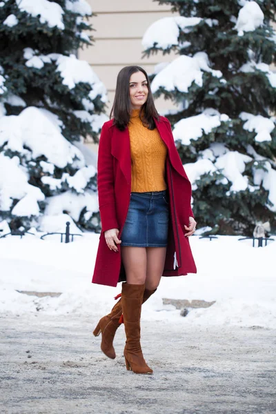 Całego Ciała Młoda Kobieta Piękna Brunetka Czerwonym Płaszczu Pozowanie Winter — Zdjęcie stockowe
