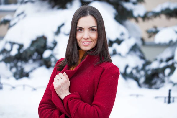 Mladá Krásná Brunetka Žena Červeném Kabátě Pózuje Winter Park Model — Stock fotografie