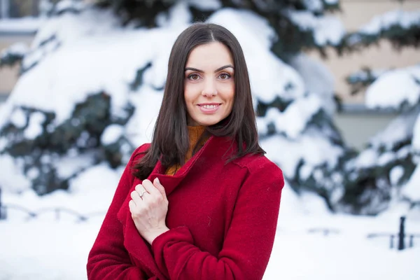 Joven Hermosa Morena Con Abrigo Rojo Posando Parque Invierno Modelo — Foto de Stock