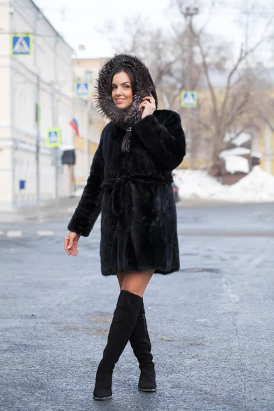 Ganzkörper Junge Schöne Brünette Frau Fell Nerzmantel Posiert Auf Winter — Stockfoto