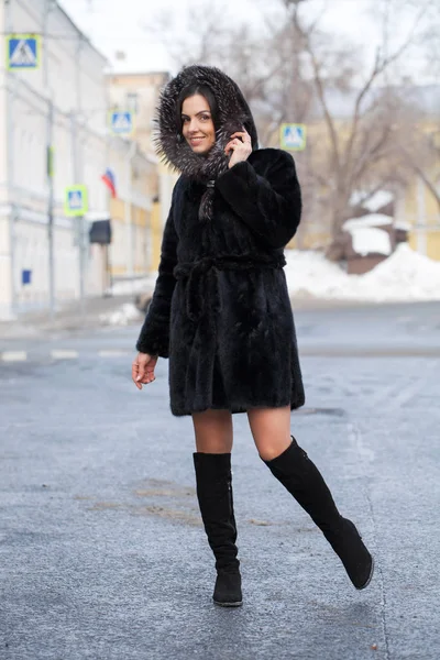 完全なボディ 冬の公園でポーズの毛皮ミンクのコートで若い美しいブルネットの女性 スタイリッシュな暖かい服を着てモデル — ストック写真
