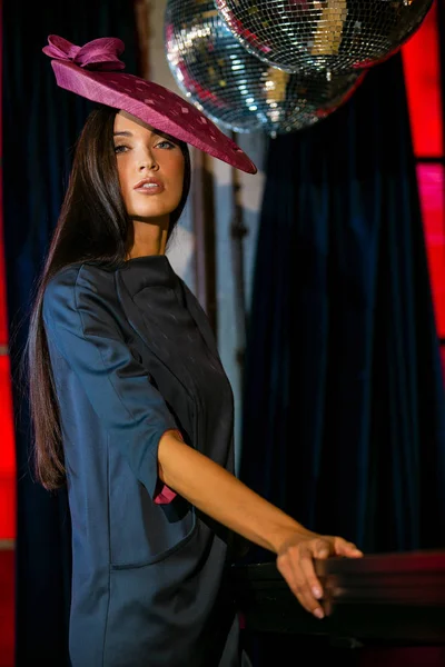 Joven Hermosa Mujer Diseñador Elegante Sombrero — Foto de Stock
