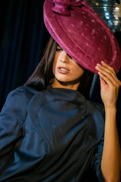 デザイナーのエレガントな帽子の若い美しい女性 — ストック写真