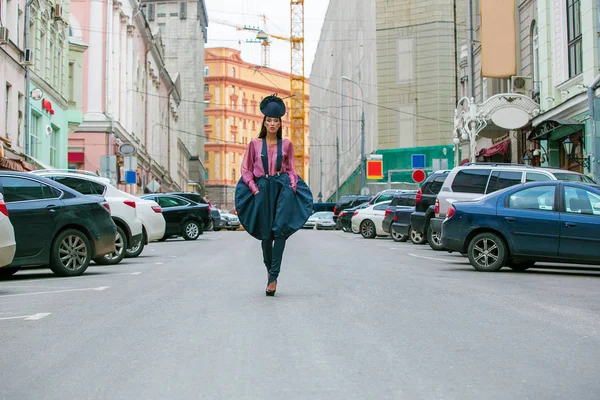 Junge schöne Frau in einem blauen kurzen Kleid auf der Straße — Stockfoto