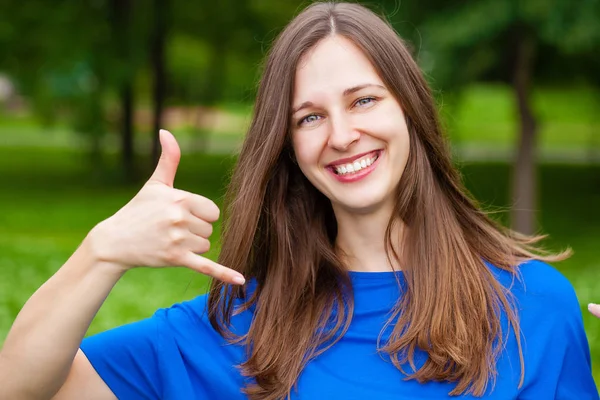 Schöne Brünette Frau Macht Einen Anruf Geste Sommer Freien — Stockfoto