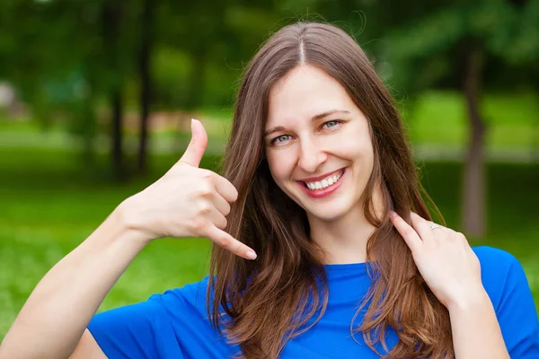 Schöne Brünette Frau Macht Einen Anruf Geste Sommer Freien — Stockfoto