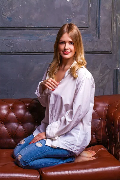 Mode Skjuta Ung Sexig Kvinna Blå Jeans Och Vit Skjorta — Stockfoto