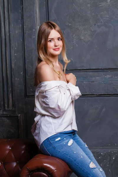 Modeshooting Einer Jungen Sexy Frau Blauen Jeans Und Weißem Hemd — Stockfoto