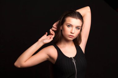 Makyaj modelini kapat. Genç, güzel esmer kız, stüdyo siyah duvar arka planında