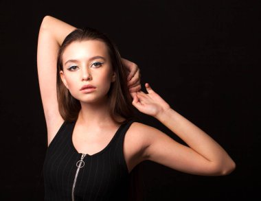 Makyaj modelini kapat. Genç, güzel esmer kız, stüdyo siyah duvar arka planında