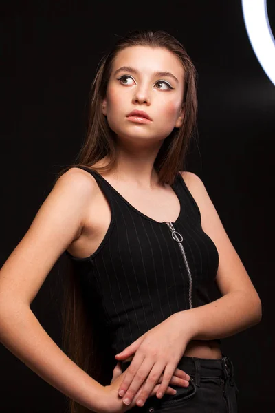 Zamknij Makijaż Modela Młoda Piękna Brunetka Dziewczyna Studio Czarny Ściana — Zdjęcie stockowe