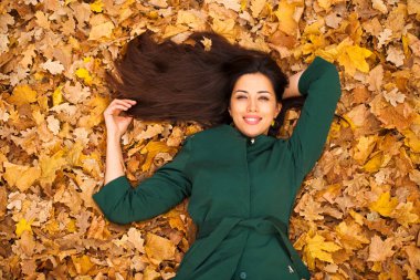 «Ana sayfa» görünümü, bir güzel genç Arap esmer kadın sarı sonbahar yaprakları, açık havada bir arka plan üzerinde portresi