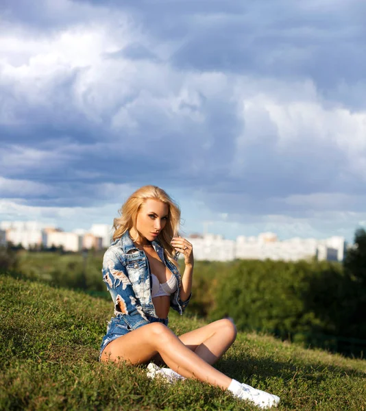 漂亮的金发女人穿着牛仔夹克和短裤 牛仔裤服装的时装模特 户外夏季公园 — 图库照片