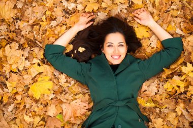 «Ana sayfa» görünümü, bir güzel genç Arap esmer kadın sarı sonbahar yaprakları, açık havada bir arka plan üzerinde portresi