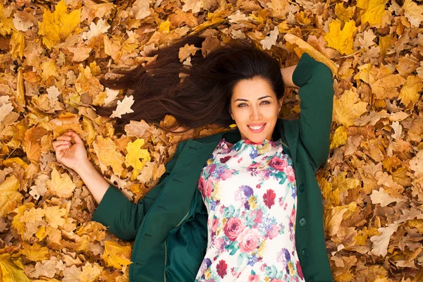 Ana Sayfa Görünümü Bir Güzel Genç Arap Esmer Kadın Sarı — Stok fotoğraf
