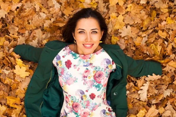 Ovanifrån Porträtt Vacker Ung Arabiska Brunett Kvinna Bakgrund Gula Höstlöv — Stockfoto