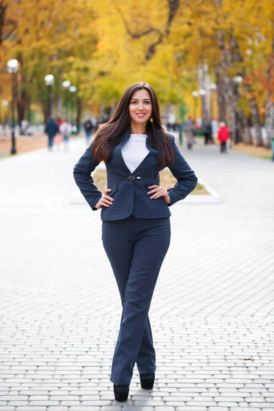 秋の公園で歩く青いスーツの幸せ成功アラブ女性実業家 — ストック写真