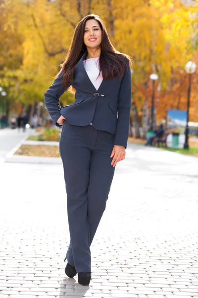 Feliz Exitosa Mujer Negocios Árabe Traje Azul Caminando Parque Otoño —  Fotos de Stock