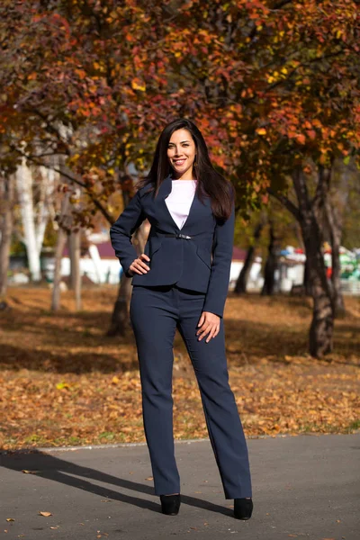 Feliz Exitosa Mujer Negocios Árabe Traje Azul Caminando Parque Otoño — Foto de Stock