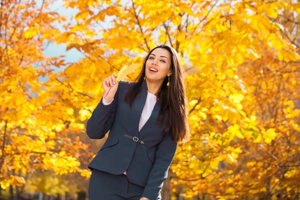 Feliz Sucesso Árabe Empresária Terno Azul Andando Parque Outono — Fotografia de Stock