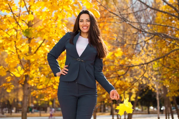 愉快成功的阿拉伯女实业家在蓝色西装散步在秋季公园 — 图库照片