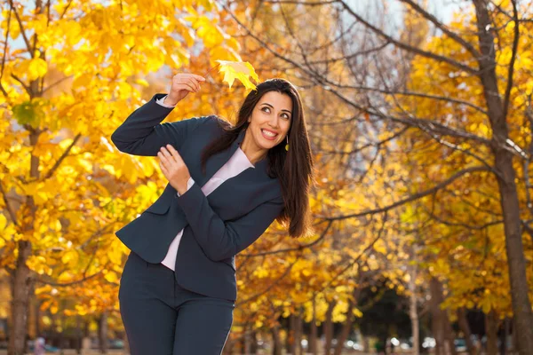 Glad Framgångsrika Arab Affärskvinna Blå Kostym Promenader Höst Park — Stockfoto