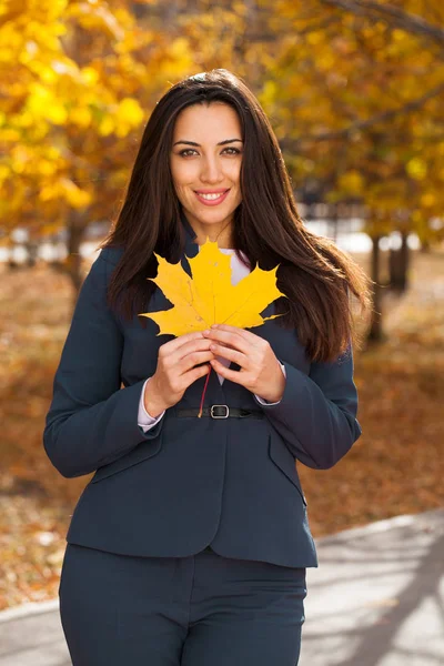 Gelukkig Succesvol Arabische Zakenvrouw Blauwe Pak Lopen Herfst Park — Stockfoto