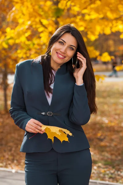 Жінка Дзвонить Телефону Щаслива Успішна Арабська Бізнес Леді Синьому Костюмі — стокове фото