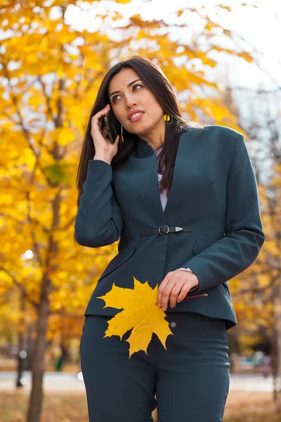 Vrouw Bellen Telefoon Gelukkig Succesvol Arabische Zakenvrouw Blauwe Pak Lopen — Stockfoto