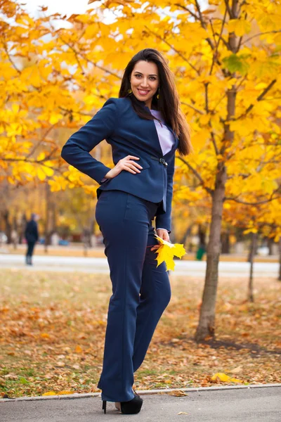 愉快成功的阿拉伯女实业家在蓝色西装散步在秋季公园 — 图库照片