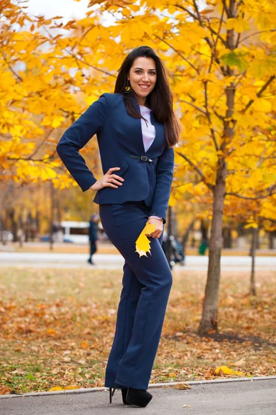 Happy Arabské Úspěšná Podnikatelka Modrém Obleku Podzimním Parku — Stock fotografie