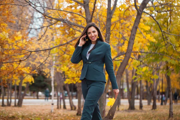 Mujer Llamando Por Teléfono Feliz Exitosa Mujer Negocios Árabe Traje — Foto de Stock